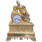 Een Vuurvergulde, Bronzen Schouwpendule In Empirestijl. thumbnail 1
