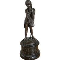 Bronzen Beeldje Van Een Jonge Man
