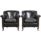 Leuke En Stoere Set Van 2 Zwarte, Generfde, Rundleren Armchairs Met Een Mooie Vormgeving thumbnail 1