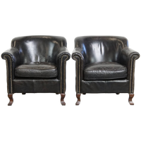 Leuke En Stoere Set Van 2 Zwarte, Generfde, Rundleren Armchairs Met Een Mooie Vormgeving