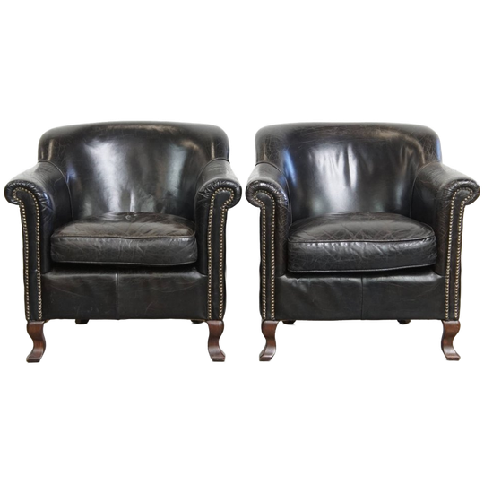 Leuke En Stoere Set Van 2 Zwarte, Generfde, Rundleren Armchairs Met Een Mooie Vormgeving 1