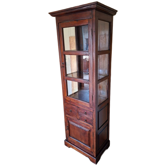 Koloniale Teakhouten Vitrinekast. Servieskast, Leuk Te Gebruiken Als Whiskeybar, Wijnkast Afm. 71x45cm En 205cm Hoog. 1