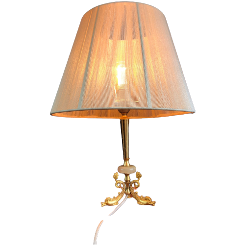 Goudkleurig Vintage Lamp Met Koikarpers, Vissen Als Voet En Natuursteen Detail, Geweven Kap
