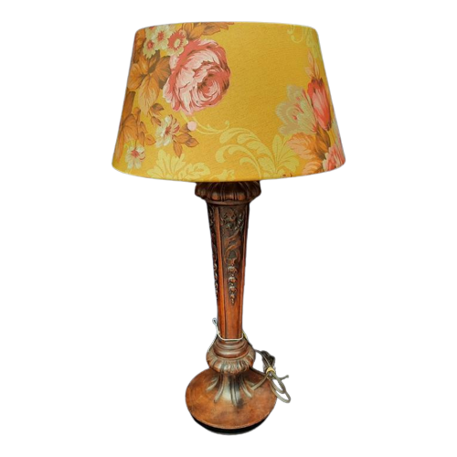 Vintage Lamp Op Gestoken Houten Voet En Satijnen Kap