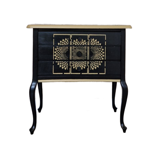 Queen Anne Dressoir/ Handbeschilderde Kastje 1