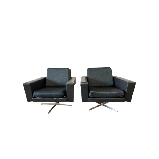 Set Van 2 Vintage Eenzitten / Fauteuils Op Chromen Stervoet 1