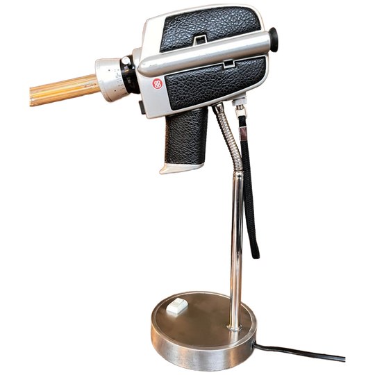 Repurposed Lamp Van Super 8 Videocamera Op Buigbare Lampvoet 1