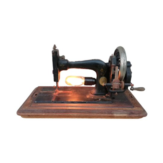 Naaimachine Lamp 1