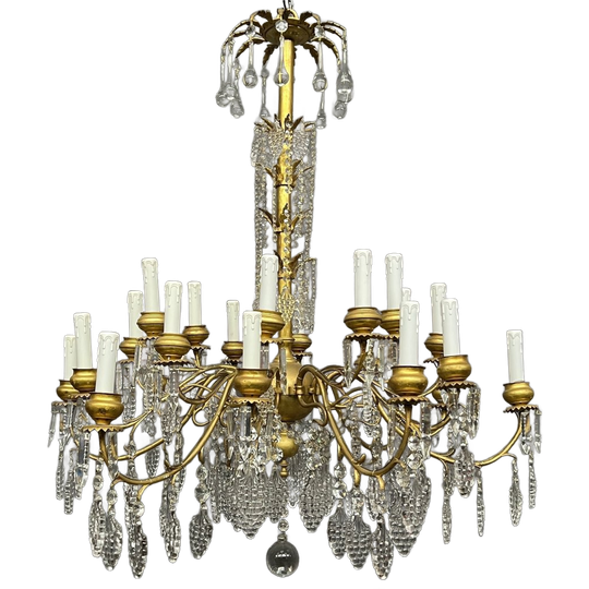 Antieke Kroonluchter Met 24 Lichtpunten. Brons, Massief Kristal. 1