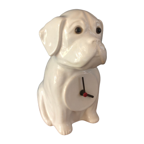 Jaren 80 Wit Keramiek Puppy/ Hond Met Op Zijn Buik Een Klok. Eighties Design Keramiek Bulldog