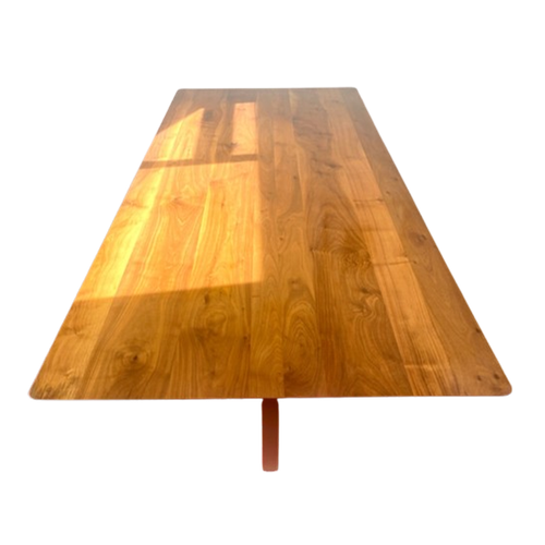 Strakke En Grote, Moderne Notenhouten Tafel