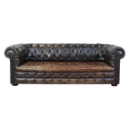 Zeer Luxe, Antieke Rundleren 3 Zits Chesterfield Bank Met Een Uniek Karakter En Een Uitmuntend Pa thumbnail 1