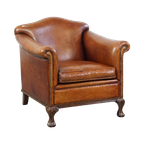 Zeer Mooie Schapenleren Fauteuil Met Een Luxe Vormgeving En Hout Gesneden Poten thumbnail 1