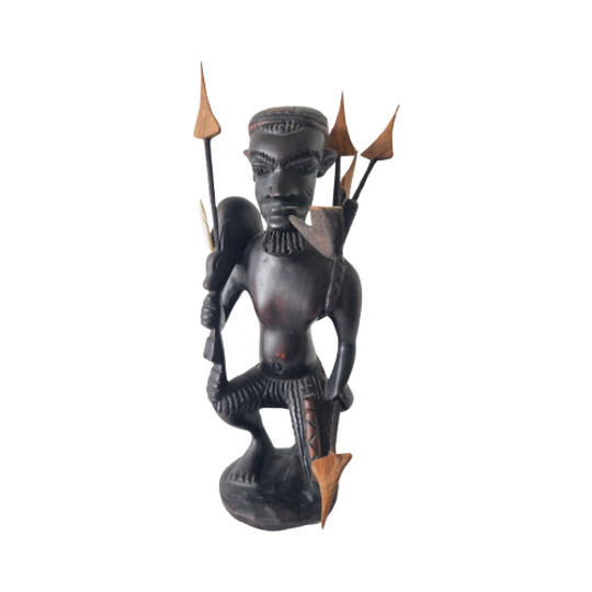 Houtsculptuur Van Een Afrikaanse Krijger 1