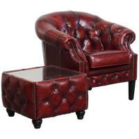 Set Van Een Rode Rundleren Chesterfield Clubfauteuil En Een Bijpassende Bijzet/ Salontafel