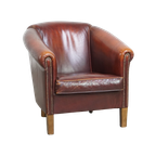 Comfortabele, Stoere, Cognac Kleurige Schapenleren Clubfauteuil Met Karakteristiek Zitkussen thumbnail 1