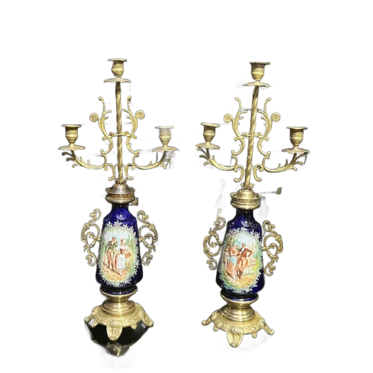 Paar Kandelaars. Brons, Messing, Porselein. 1