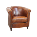 Schapenleren Clubfauteuil In Een Charmante Cognac Kleur En Afgewerkt Met Biezen Op De Rugleuning thumbnail 1