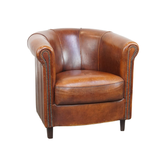 Schapenleren Clubfauteuil In Een Charmante Cognac Kleur En Afgewerkt Met Biezen Op De Rugleuning 1