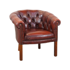 Statige Rundleren Engelse Chesterfield Clubfauteuil In Een Sprekende Rode Kleur thumbnail 1