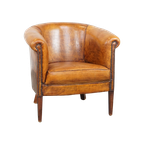 Subtiele, Cognac-kleurige Schapenleren Clubfauteuil Met Een Tijdloos Design En Correct Afgewerkt thumbnail 1