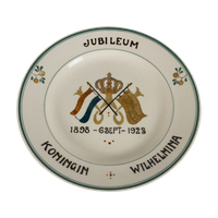 Wit Wandbord Met Meerkleurige Kroon, Vlaggen En “W” En Opschrift “Jubileum Koningin Wilhelmina 18