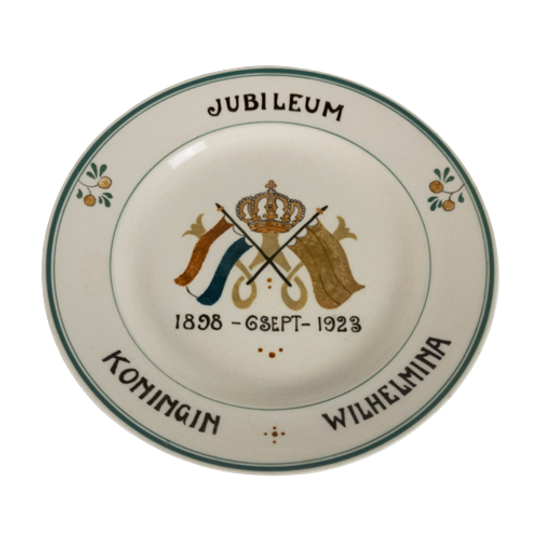 Wit Wandbord Met Meerkleurige Kroon, Vlaggen En “w” En Opschrift “jubileum Koningin Wilhelmina 18 1