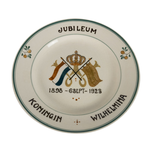 Wit Wandbord Met Meerkleurige Kroon, Vlaggen En “W” En Opschrift “Jubileum Koningin Wilhelmina 18