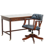 Geweldige Set Bestaande Uit Een Schrijftafel En Een Blauwe Rundleren Chesterfield Bureaustoel In thumbnail 1