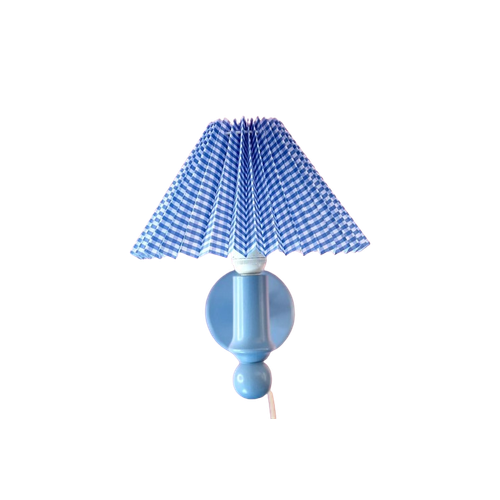 Lichtblauwe Houten Vintage Wandlamp Met Blauw/Wit Geruite Plissé Kap