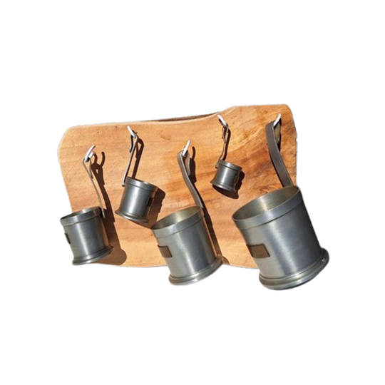 Vintage Tinnen Maatbekers Op Houten Rekje, Keukengereedschap 1