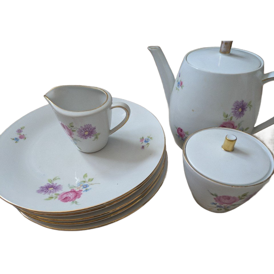 Thee Of Koffiepot, Melk En Suiker En Vijf Ontbijtbordjes 1