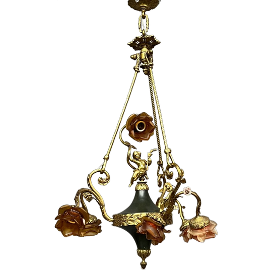 Schitterende Franse Bronzen Kroonluchter Met Een Engeltje (putti) Met Porseleinen Bloemen En Rozenkappen In Empirestijl. 1
