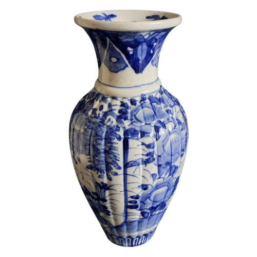 Beautiful Arita Ribbed Japanese Vase From The Meiji Period (1868-1912)