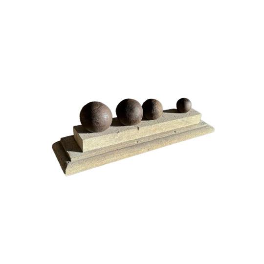 Set Van 4 Kanonballen C. 1800 Op Een Decartieve Stenen Stand Uit Het Atelier Van Walter De Buck 1