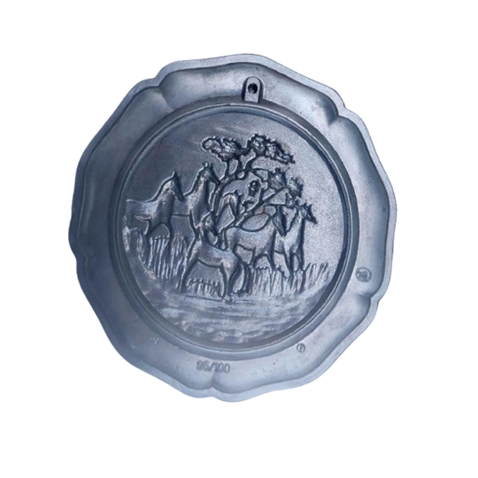 Vintage Tinnen Bord Met Paarden. 22 Cm. 1