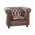 Donkere, Statige En Rustieke Rundleren Engelse Chesterfield Fauteuil Met Bolpootjes thumbnail 1