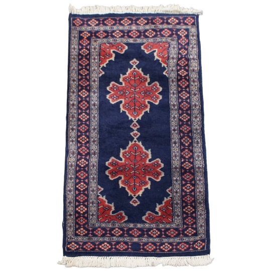 Subtiel Vloerkleed Met Voornamelijk Donkerblauw Gemaakt Van Wol 139x66cm 1