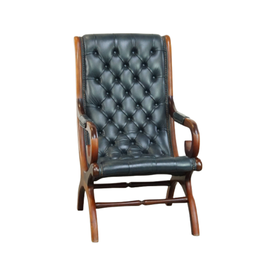 Sierlijke Donkerblauwe Chesterfield Fauteuil Gemaakt Van Rundleer En Gecombineerd Met Hout 1