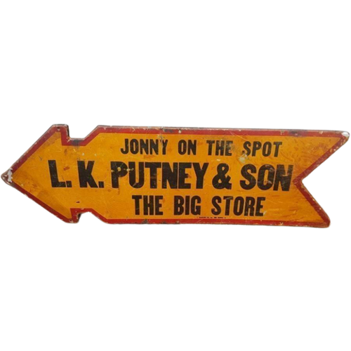 Lk Putney & Son Gestanst Tinnen Pijlbord "The Big Store"