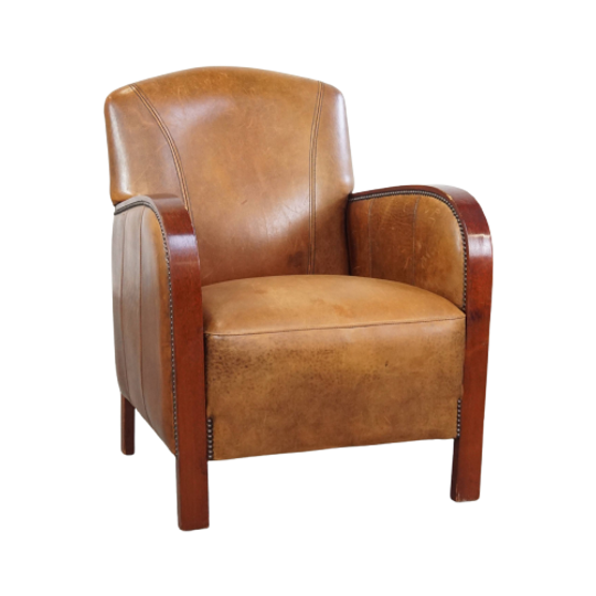 Stijlvolle Schapenleren Art Deco Design Armchair Met Houten Armleggers En Een Vast Zitkussen 1