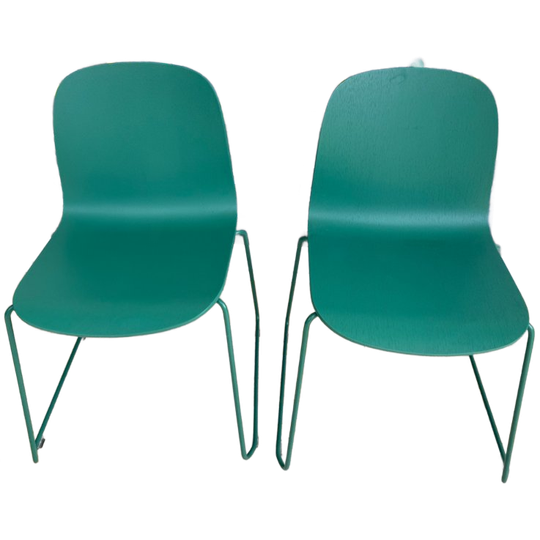 2x Muuto Visu Stoelen Donker Groen 1
