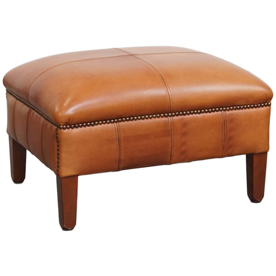 Rundleren Hocker In Een Lichte Cognac Kleur Met Een Verfijnde Afwerking Met Siernagels 1