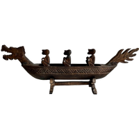 Drakenboot Met Drie Voorouderlijke Figuren