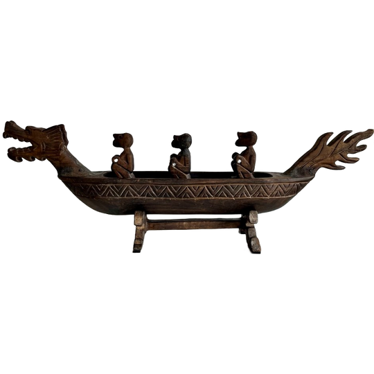 Drakenboot Met Drie Voorouderlijke Figuren 1