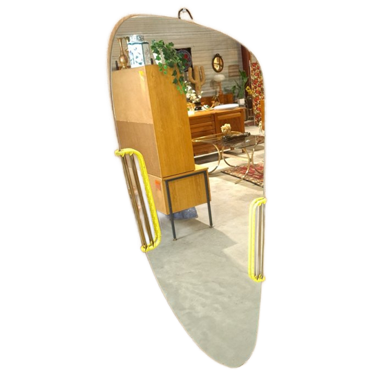 Spiegel Met Gele Kunststof Details 1