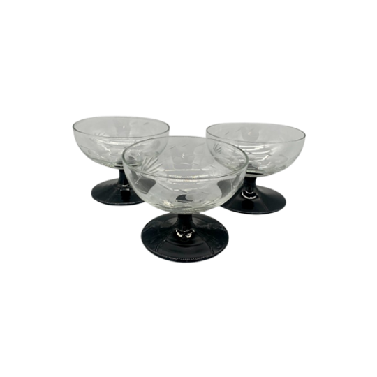 Set Vintage Gegraveerde Coupe Glaasjes Zwarte Voet 3 Stuks 1