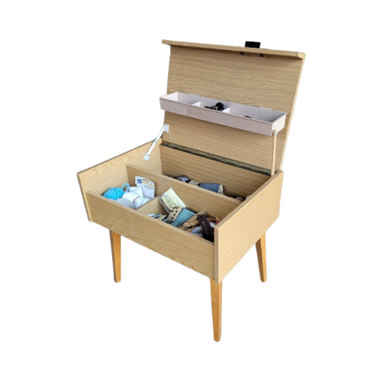 Mid Century Naai Kastje Met Inhoud 1