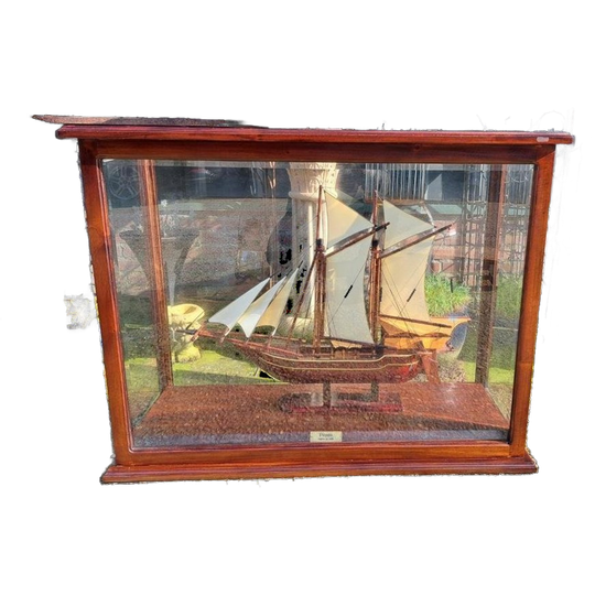 Klassieke Mahonie Vitrinekast, Met Zeilschip 1