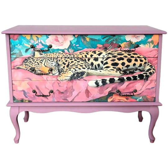 Een Roze Ladekast Queen Ann, “cheetah”, Luipaard, Jaguar 1